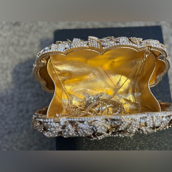 DOLLI golden magnetic hand clutch - Picture 7 of 8